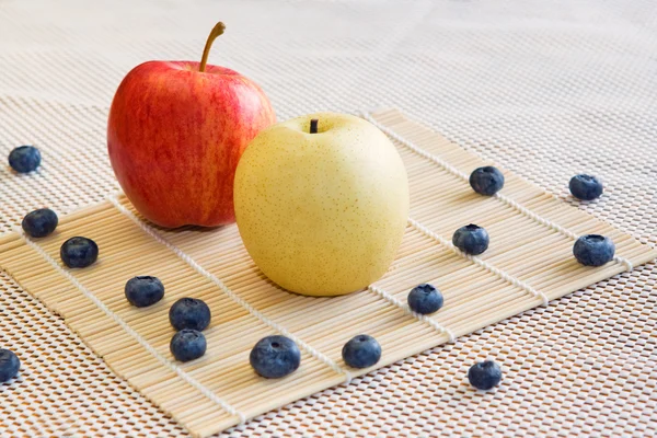 苹果，梨，在白色背景上的浆果 — 图库照片