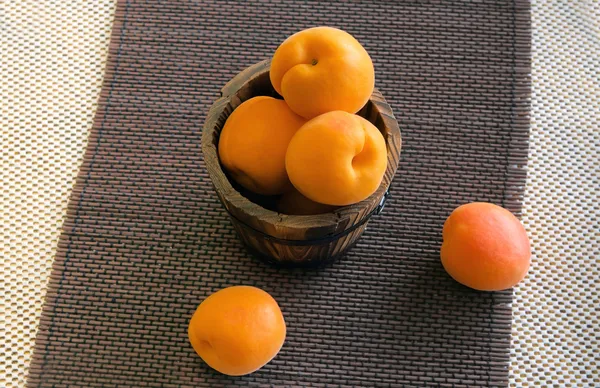 存储桶中成熟杏子 — 图库照片