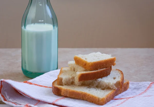 White bread and bottle of milk, Plain breakfast — Stock Photo, Image