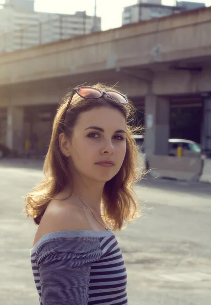 Menina em camisa listrada ao pôr do sol — Fotografia de Stock