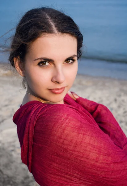 Unga boho flicka på en strand — Stockfoto