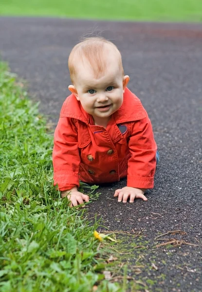 Baby crawling outdoor — Stock Photo, Image