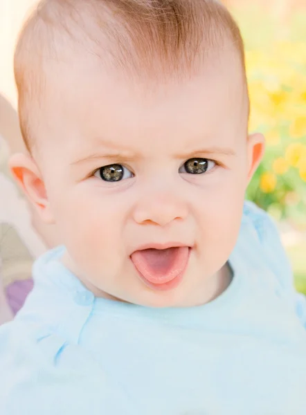 Leuke glimlachende babymeisje — Stockfoto