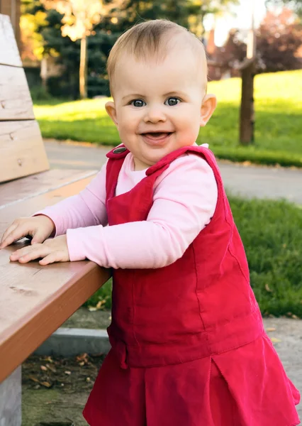 Baby att göra sina första steg — Stockfoto