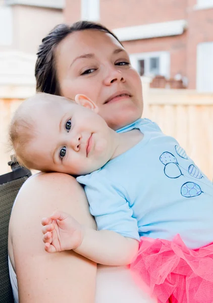 Baby lying on mothers shoulder — Stock Photo, Image