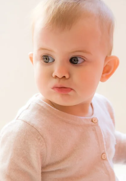 Retrato de primer plano del bebé divertido — Foto de Stock