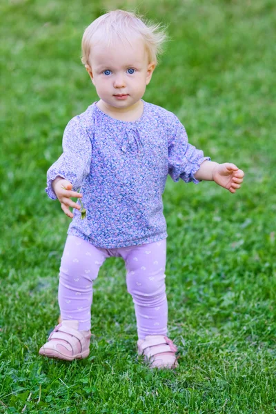 Engraçado bonito bebê menina na grama — Fotografia de Stock