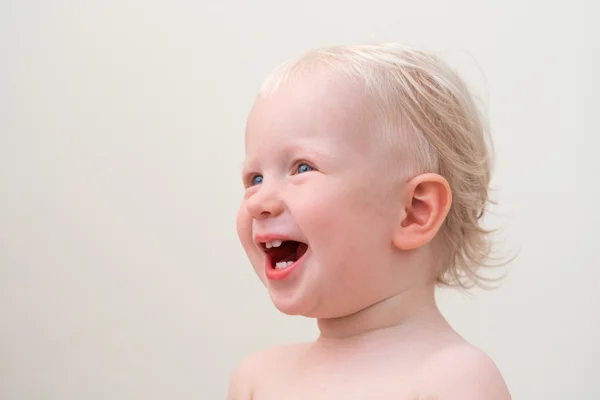 Lachen blond baby met blauwe ogen — Stockfoto