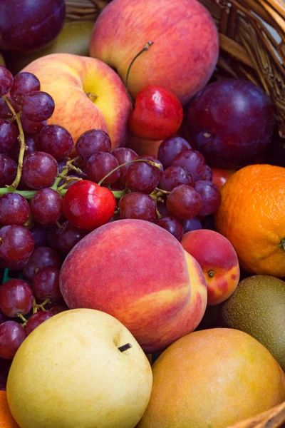 Vindruvor, persika, körsbär, äpplen — Stockfoto