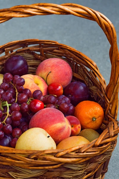 Vindruvor, persika, plommon, körsbär, skörd — Stockfoto
