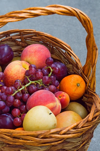 Vindruvor, persika, plommon, skörd — Stockfoto