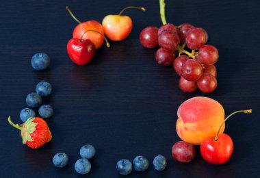 siyah mavi zemin üzerine çilek