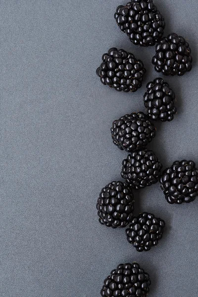 黑莓在灰色的背景下，卡 — 图库照片