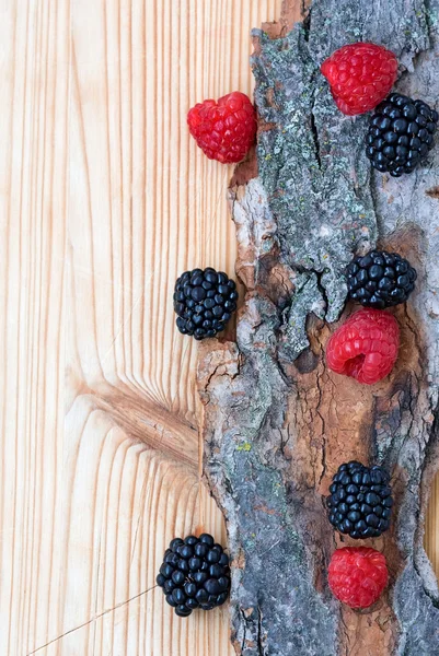 Brombeere, Himbeere auf Holz, Karte — Stockfoto