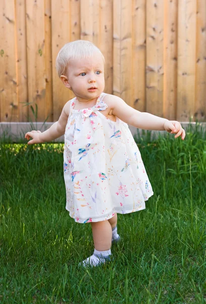 Babymeisje probeert te lopen — Stockfoto