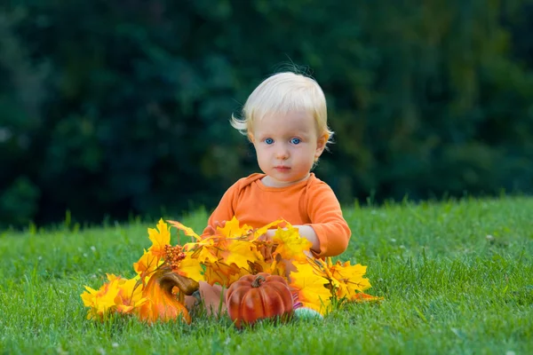 Funny baby met pumpkins halloween — Stockfoto