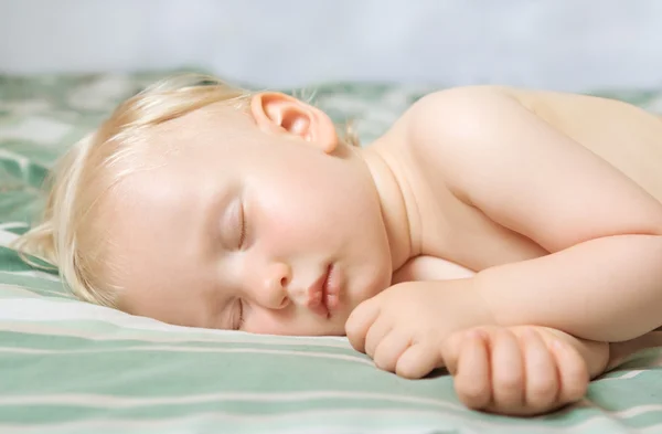 Dormire bambino carino divertente bionda — Foto Stock