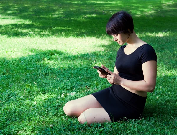 Chica al aire libre con teléfono — Foto de Stock