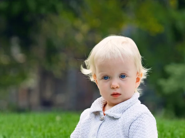 Overrasket utendørs babysommer – stockfoto