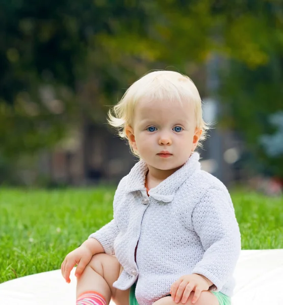 Blond baby buiten zomer — Stockfoto