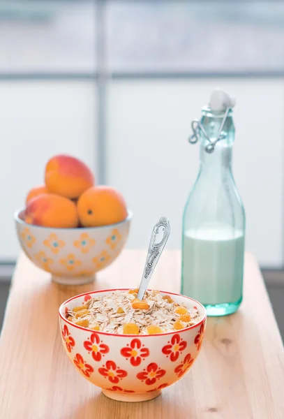 Breakfast: oatmeal, milk, apricots — Stock Photo, Image