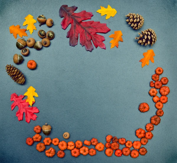 秋のフレーム、カボチャ、コーン、ドングリ、カシの葉 — ストック写真