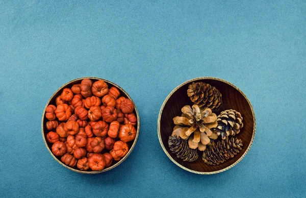 Queda, abóboras, cones em azul — Fotografia de Stock