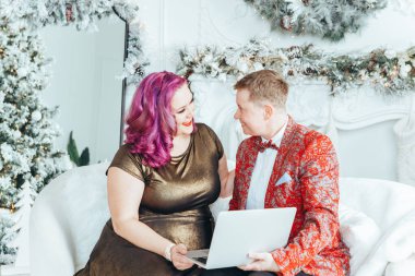 LGBTQ lezbiyen homoseksüel çift Noel 'i ya da yeni yılı kutluyor. Eşcinsel, genç bayan, erkek arkadaşı olan, arkadaşlarını ve ailesini internetten arayan..