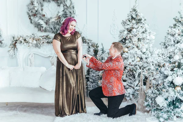Homosexual Gay Butch Mujer Proponiendo Novia Casarse Con Ella Dando — Foto de Stock