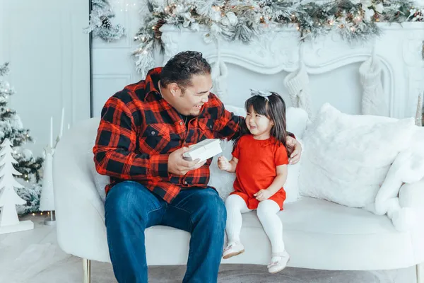 Ayah Dari Keluarga Asia Memberikan Kotak Hadiah Dengan Hadiah Untuk — Stok Foto