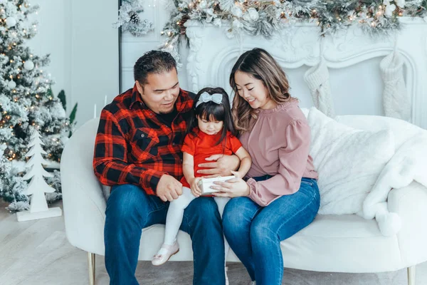 Ayah Keluarga Asia Ibu Memberikan Kotak Hadiah Dengan Hadiah Untuk — Stok Foto