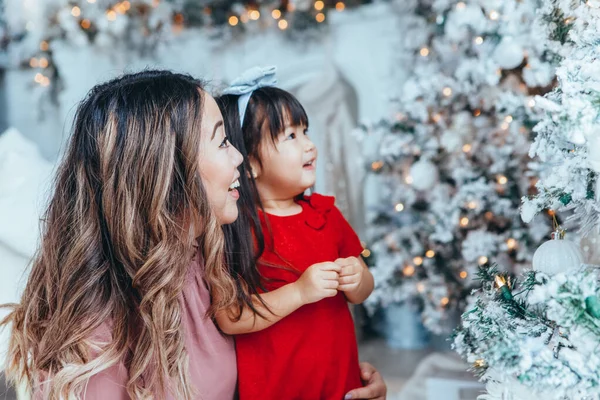 Ibu Keluarga Asia Dengan Anak Perempuan Balita Merayakan Natal Atau — Stok Foto