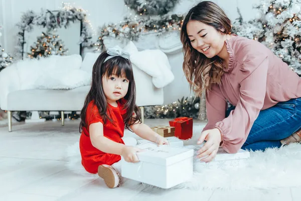 Ibu Keluarga Asia Memberikan Kotak Hadiah Dengan Hadiah Untuk Anak — Stok Foto
