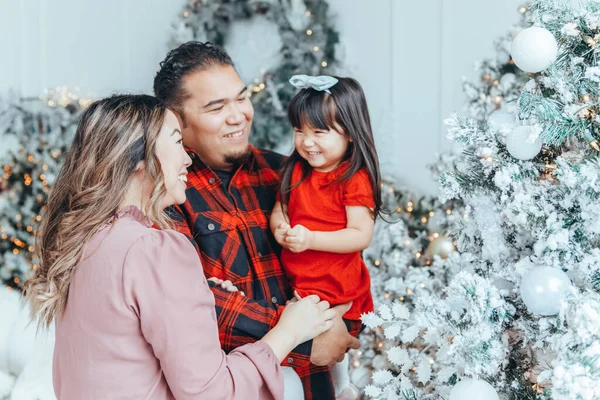 Ayah Keluarga Asia Ibu Dengan Anak Perempuan Balita Merayakan Natal — Stok Foto