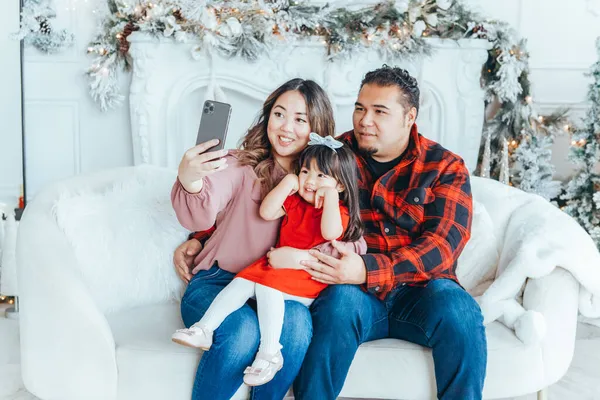 Ayah Keluarga Asia Ibu Dengan Anak Perempuan Balita Merayakan Natal — Stok Foto