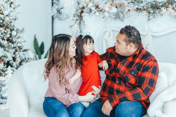 Padre Familia Asiática Madre Con Hija Niña Que Celebra Navidad Fotos de stock libres de derechos