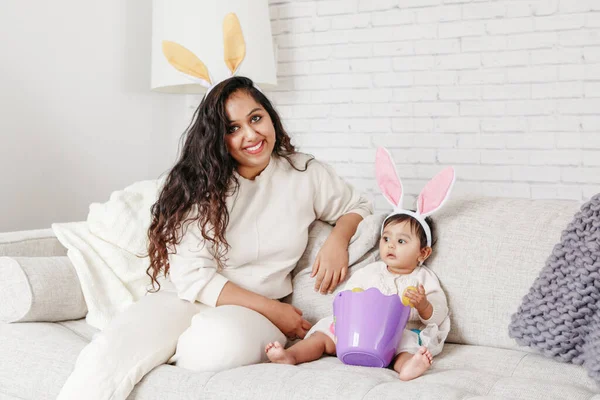 Ibu India Dengan Bayi Perempuan Telinga Kelinci Bermain Telur Mainan — Stok Foto