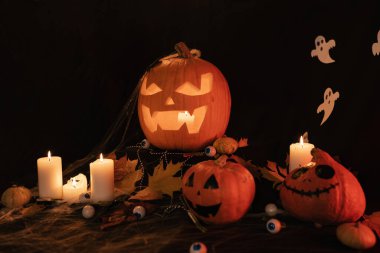 Masadaki Cadılar Bayramı süsleri. Cadılar Bayramı Balkabağı. Geleneksel İkramlar.