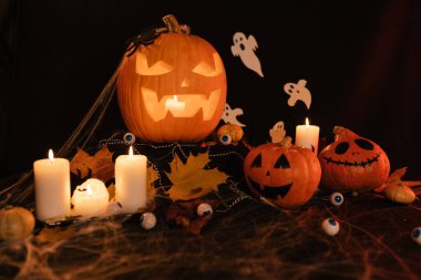 Masadaki Cadılar Bayramı süsleri. Cadılar Bayramı Balkabağı. Geleneksel İkramlar.