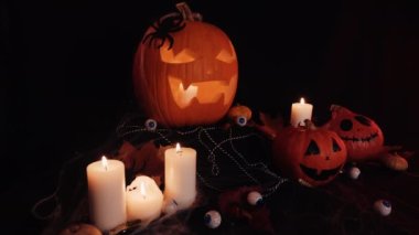 Masadaki Cadılar Bayramı süsleri. Cadılar Bayramı Balkabağı. Geleneksel İkramlar.