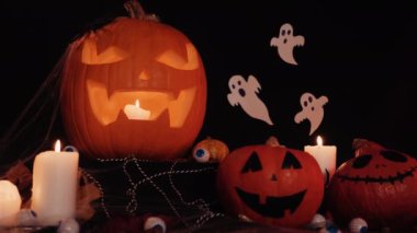 Masadaki Cadılar Bayramı süsleri. Cadılar Bayramı Balkabağı. Geleneksel İkramlar.