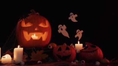 Masadaki Cadılar Bayramı süsleri. Cadılar Bayramı Balkabağı. Geleneksel İkramlar.