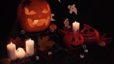 Masadaki Cadılar Bayramı süsleri. Cadılar Bayramı Balkabağı. Geleneksel İkramlar.