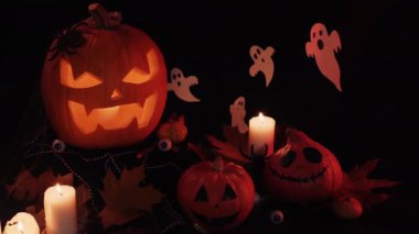 Masadaki Cadılar Bayramı süsleri. Cadılar Bayramı Balkabağı. Geleneksel İkramlar.