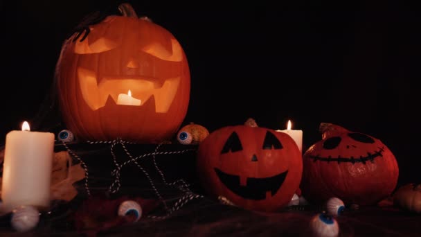 Decorações de Halloween na mesa. Abóbora de Halloween. Tratamentos tradicionais. — Vídeo de Stock
