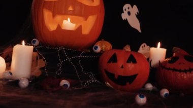 Masadaki Cadılar Bayramı süsleri. Cadılar Bayramı Balkabağı. Geleneksel ikramlar. Eller Hareketi