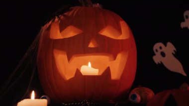 Masadaki Cadılar Bayramı süsleri. Cadılar Bayramı Balkabağı. Geleneksel ikramlar. Büyük Korkak Balkabağı Yakın plan. Parlayan Balkabağı