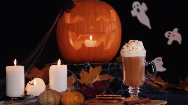 Cadılar Bayramı Lattesi. Cadılar Bayramı dekorasyonunda Baharatlı Latte Kahve. Balkabağı, Latte, Cadılar Bayramı, Ticari İçerik — Stok video