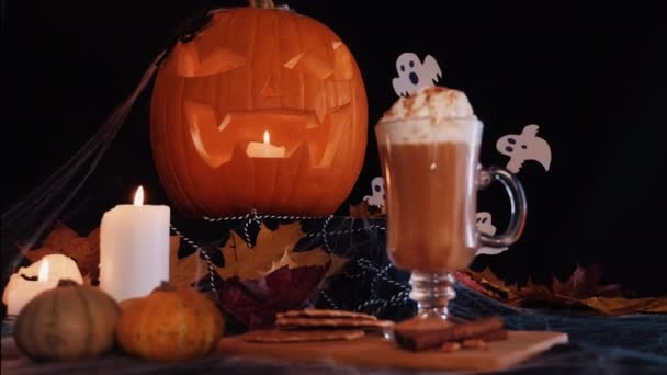 Halloween Latte. Pikantna kawa latte w dekoracjach Halloween. Dynia, Latte, Halloween, Zawartość komercyjna — Wideo stockowe