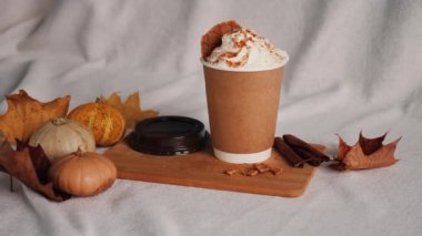 Sonbahar Latte Tarçın. Baharatlı Latte Kahve. Balkabağı, Latte, Cadılar Bayramı, Ticari İçerik. Konforlu Latte hazır. Krem şantili balkabağı aromalı latte ve taze tarçın. Düş